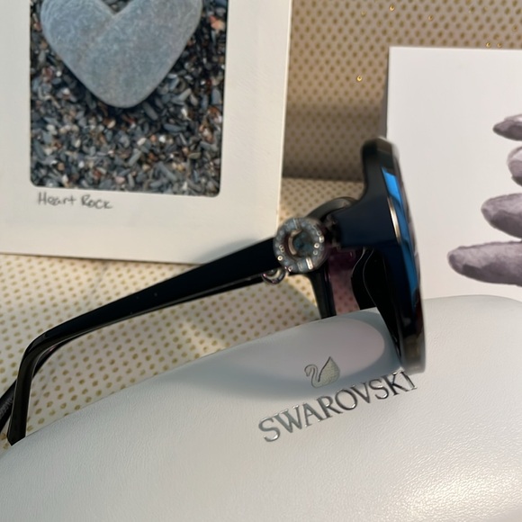Swarovski 🖤Crystal Black Sunglasses (NIB) & Gorgeous White Case (Giftable) - Picture 5 of 11
